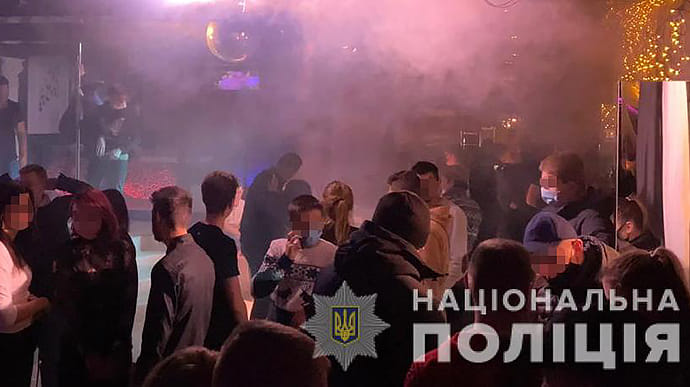 У центрі Львова закрили нічний клуб: сотня людей без масок