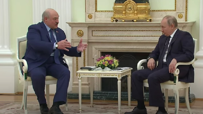 Лукашенко в Москві заявив, що Україна хотіла напасти на Білорусь - покаже Путіну якісь карти