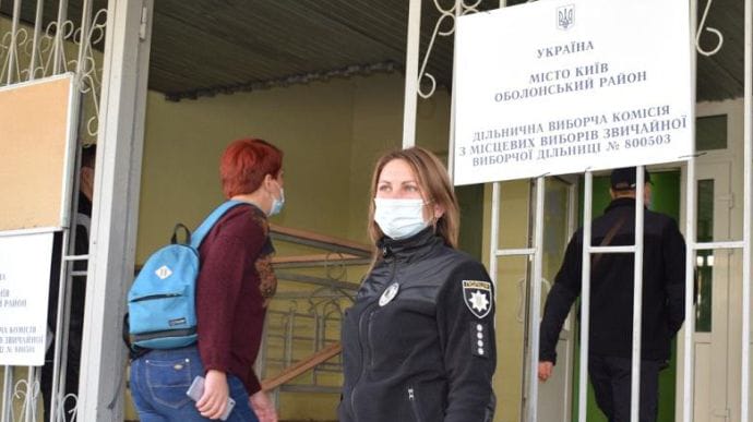 На киевский участок проголосовать везли более ста человек из Житомирщины