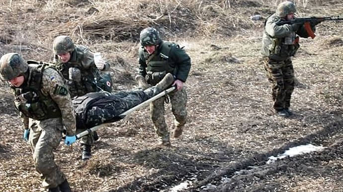 На Донбассе ранен боец: противник снова сбросил боеприпас с беспилотника