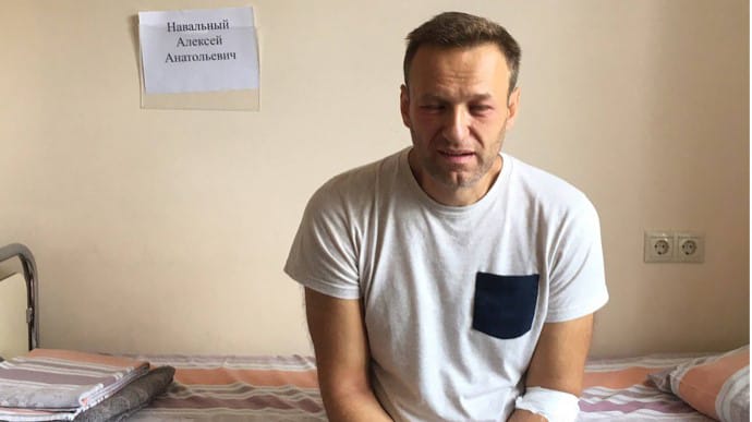 Рано прокинувся і несолідно вдягнувся: Навального в тюрмі засипали доганами
