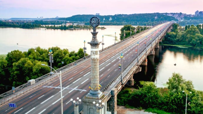 У Києві прорвало трубу на мосту Патона: у Дніпро хлинув водоспад