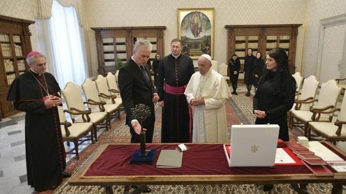 Монсеньор Висвалдас Кулбокас (в центре) сопровождает Папу во время визита президента Литвы