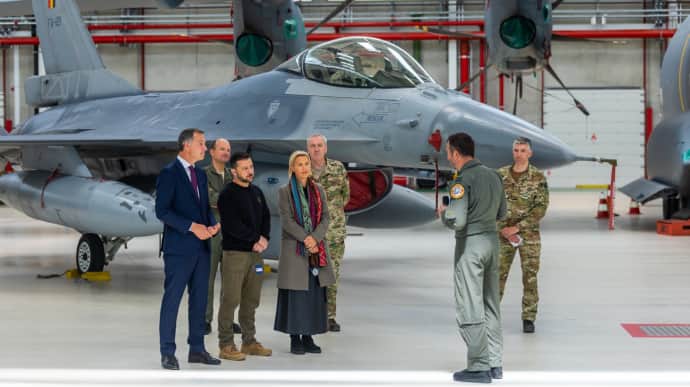 Зеленский осмотрел истребители F-16, которые Бельгия передаст Украине