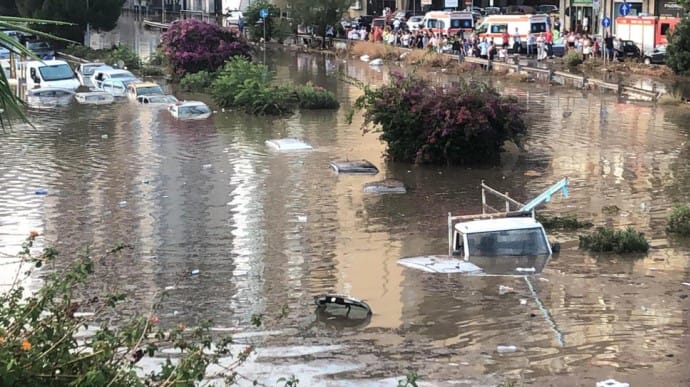 Наводнения на юге Италии: обрушился мост, перекрыты дороги