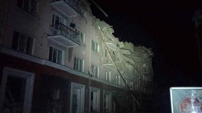 У центрі Чернігова російські загарбники розбомбили готель Україна