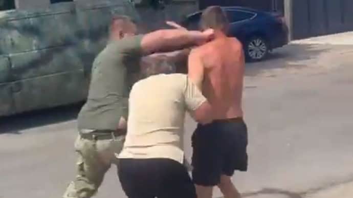У ТЦК Харківщини прокоментували відео з побиттям чоловіка: Були змушені захищатися