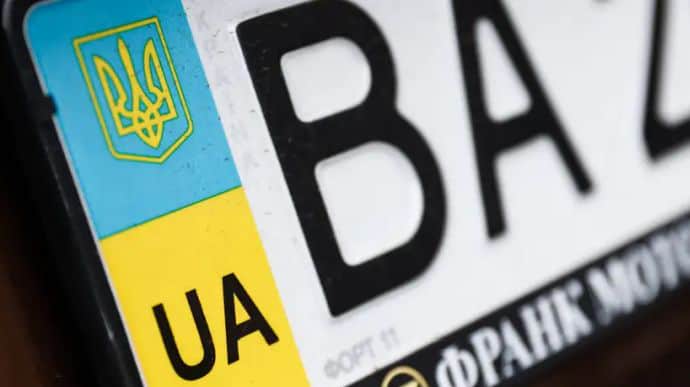 Рисовал свастику на машинах украинцев: в Баден-Бадене оштрафовали чиновника 