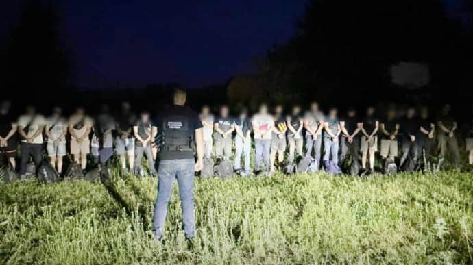 Трансфер в Молдову за 300 тысяч евро: более 20 мужчин пытались незаконно пересечь границу
