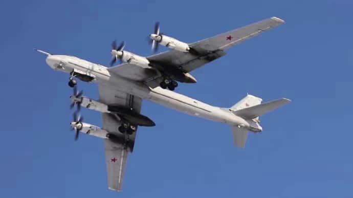 Defense Express: Россияне перебросили на базу Оленья треть бомбардировщиков