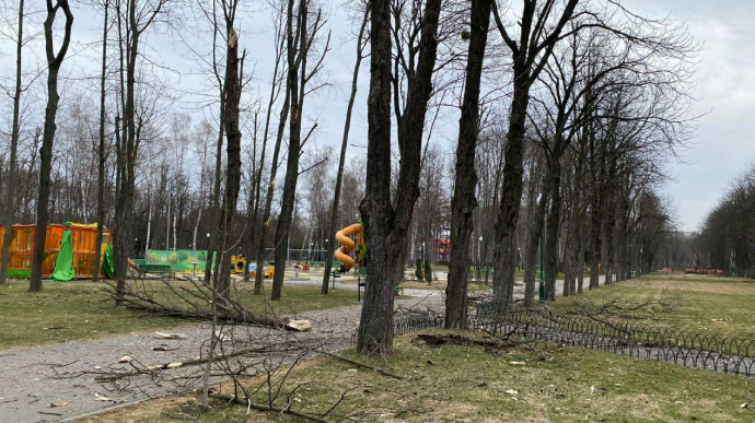 Оккупанты обстреляли парк в центре Харькова, когда там работали люди: есть раненый