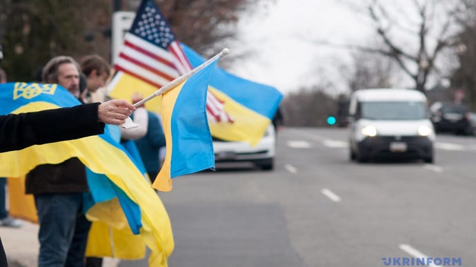 Украинцы под посольством России в Вашингтоне требовали: Остановите Путина сейчас!