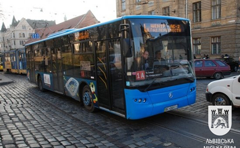 Во Львове транспортный коллапс: утром не выехало 80% автобусов