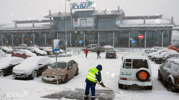 Крижаний дощ у Києві: літаки відмовляються сідати в аеропортах