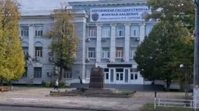 Оккупанты при бегстве из Херсона украли памятники Суворову и Ушакову