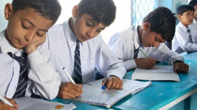 Афганистан: талибы разрешили учиться в школах только мальчикам