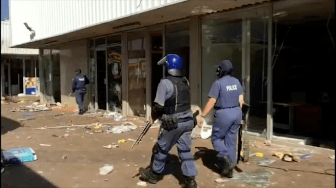 Из-за беспорядков в ЮАР погибли 72 человека