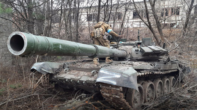 Азов уничтожил 2 танка и 17 оккупантов и потопил вражеский катер