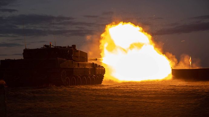 Генштаб показав, як українці вчаться на Leopard 2 проривати танкові перешкоди