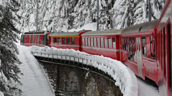 Снег помешал нескольким поездам Укрзализныци