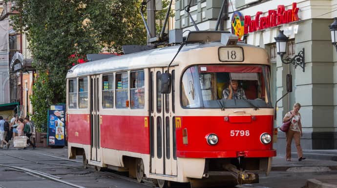 У Києві зійшов з рейок трамвай: постраждало 8 людей