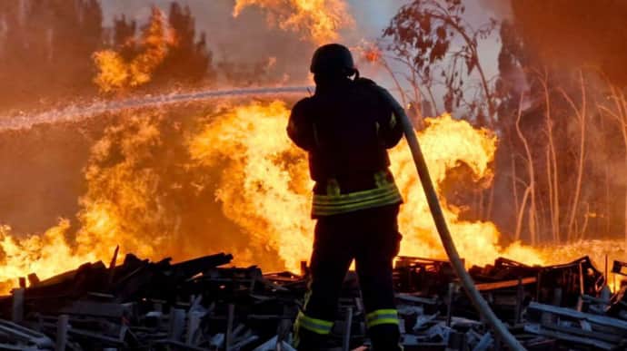 Russians hit Kherson: large-scale fire breaks out – photos