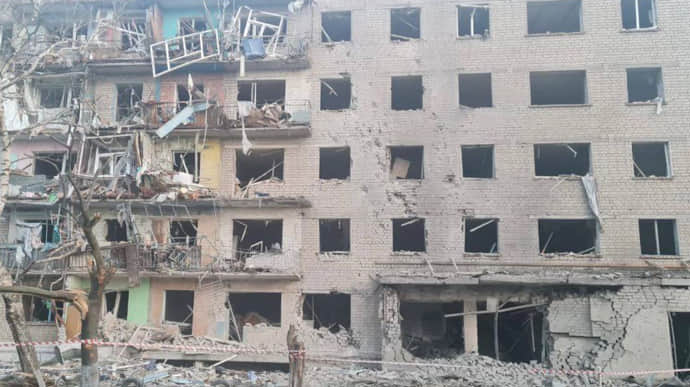На Харьковщине российская авиабомба упала возле многоэтажки, есть жертва