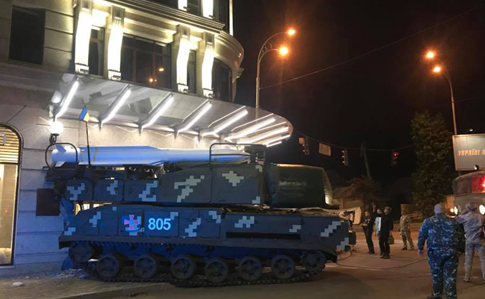 Парад до Дня Незалежності: Військова техніка протаранила бізнес-центр на Подолі