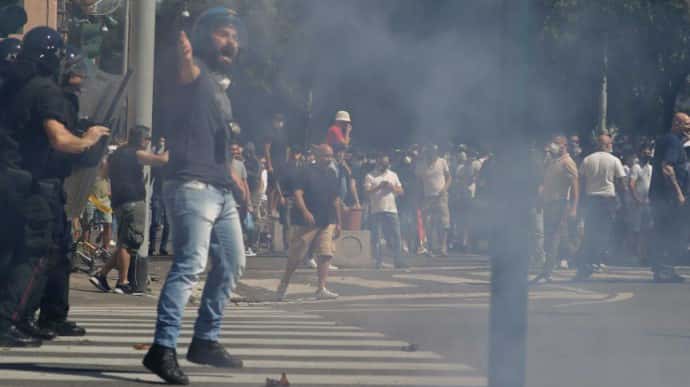Полиция применила слезоточивый газ и водометы на коронавирусном протесте в Риме