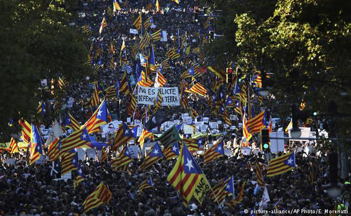 В Каталонии вышли 450 тысяч людей против ограничения автономии