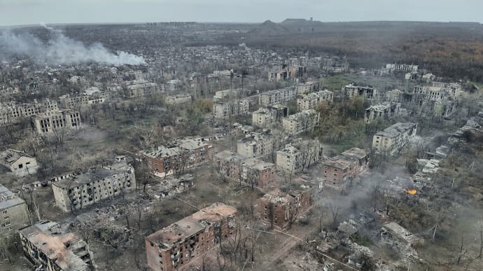 ОТУ Луганськ: в Торецьку йдуть важкі бої, російські військові переодягаються в цивільний одяг