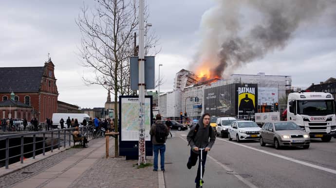 В Копенгагене масштабный пожар охватил здание исторической биржи