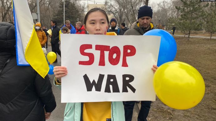 В Алмати люди вийшли на мітинг проти війни Росії в Україні та проти Путіна