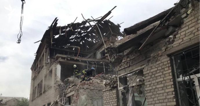 Росіяни вранці обстріляли школу-інтернат на Донеччині: з-під завалів вилучили тіло чоловіка