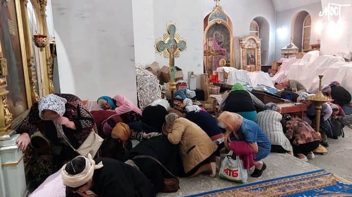 Росіяни вдарили по церкві в Херсоні під час служби: віряни прикривали один одного – ЗМІ