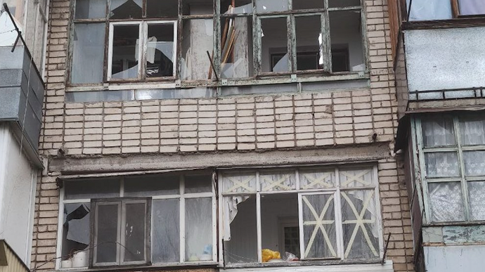 Росіяни вранці обстріляли житловий квартал Херсона, є поранені