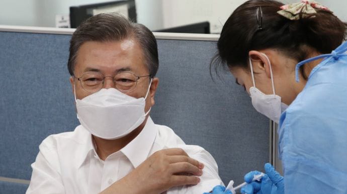 Президент Южной Кореи сделал прививку вакциной AstraZeneca