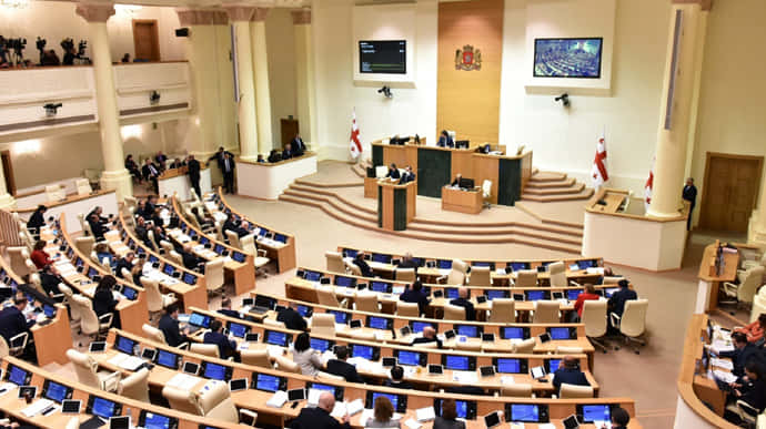 Парламент Грузии в первом чтении одобрил изменения в Конституцию о выборах