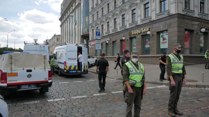 Мужчина захватил банк в центре Киева и угрожает взорвать бизнес-центр