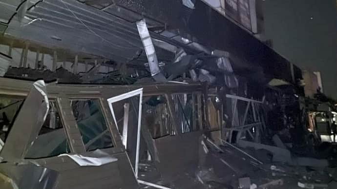 Враг ударил ракетами по Днепру: 7 пострадавших, много повреждений