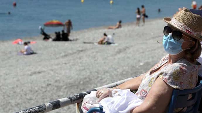 Уряд просить французів провести літню відпустку у Франції