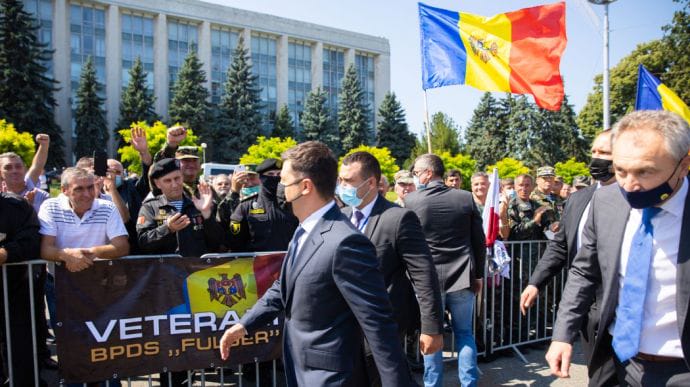 Зеленский успел на парад в Молдове