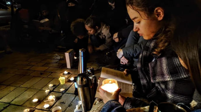 Киевляне при свечах зачитывали книгу о Стусе возле Печерского райсуда