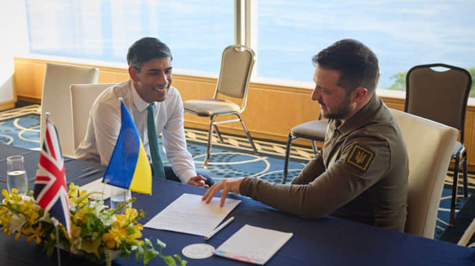 Zelenskyy spoke with UK Prime Minister about security guarantees for Ukraine and strengthening sanctions against Russia