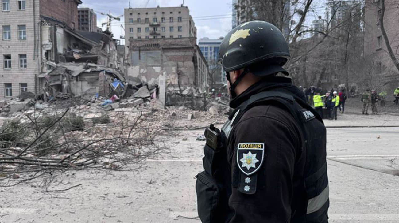 Missile attack on Kyiv: wreckage falls on city centre and 2 other districts, 5 injured – photo