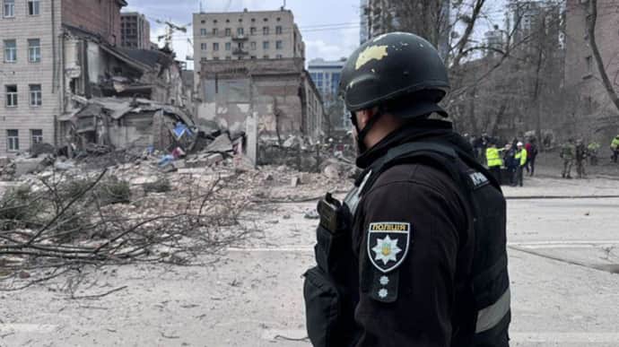 Missile attack on Kyiv: wreckage falls on city centre and 3 other districts, 5 injured – photo