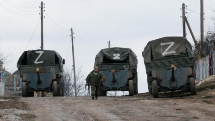 Під Луганськом окупанти на сотнях цивільних автівках вивозять награбоване – Генштаб