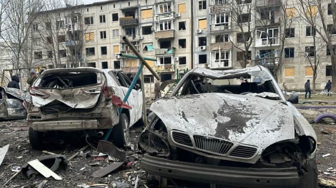 РФ ракетами атакувала Мирноград: 11 людей поранені, пошкоджені десятки будинків та авто
