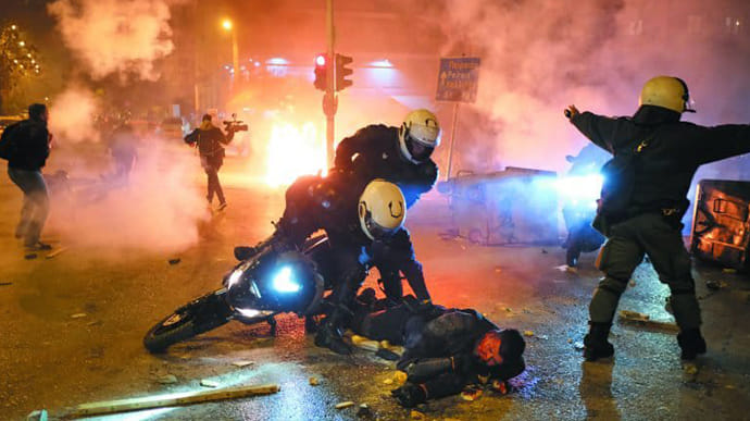 У передмісті Афін протести проти свавілля поліції переросли у жорсткі сутички