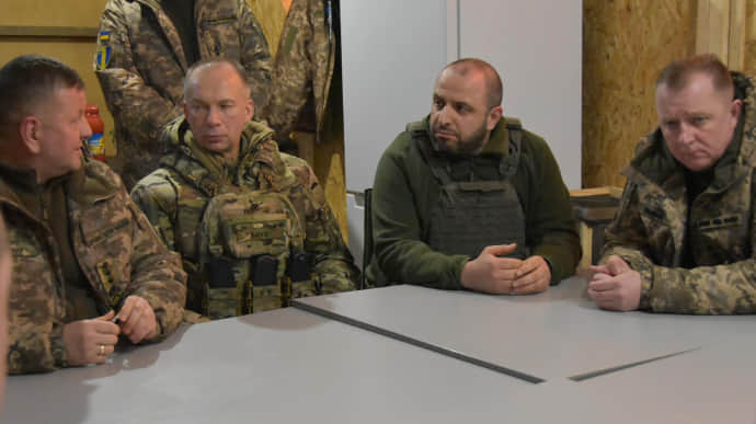 Ukraine's Defence Minister and Armed Forces Commander-in-Chief visit positions near Kupiansk – photo